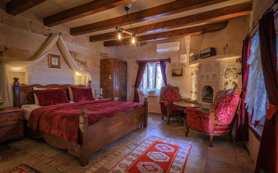 Junior  Stone Suite - 202